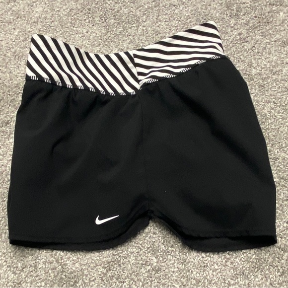 Black & White Nike Athletic Shorts, L - Picture 5 of 9